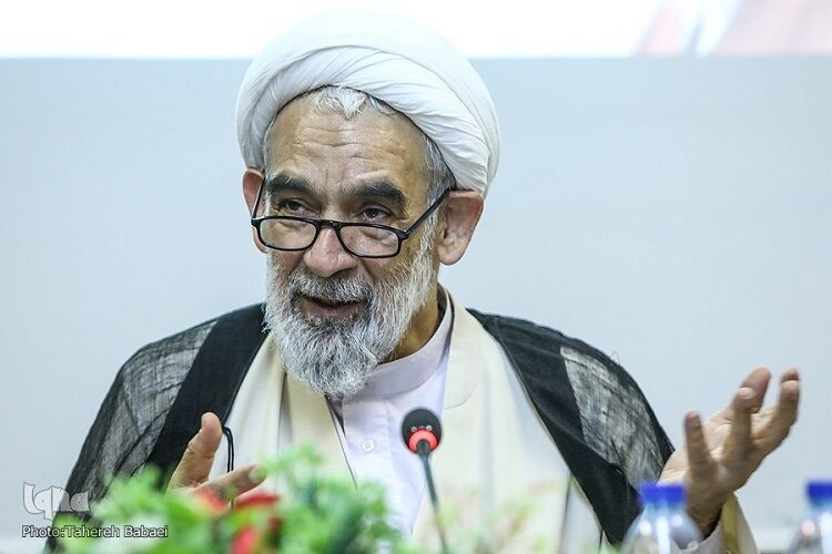 حوزه علمیه قم؛ طلایه دار نبرد فرهنگی جهانی و احیای گفتمان اسلامی در عصر بی‌معنایی