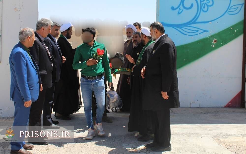 ۵ زندانی در قاین، به حرمت پرچم متبرک حرم رضوی از زندان آزاد شدند