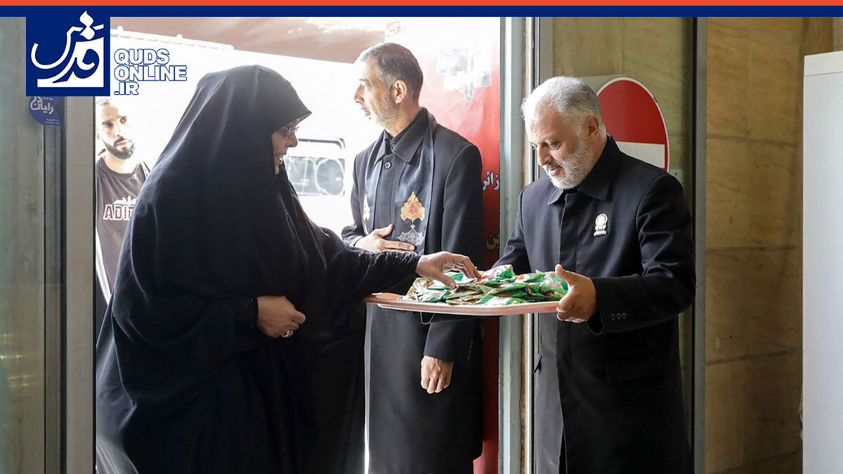 فیلم | استقبال خادمان رضوی در فرودگاه مشهد از زائران