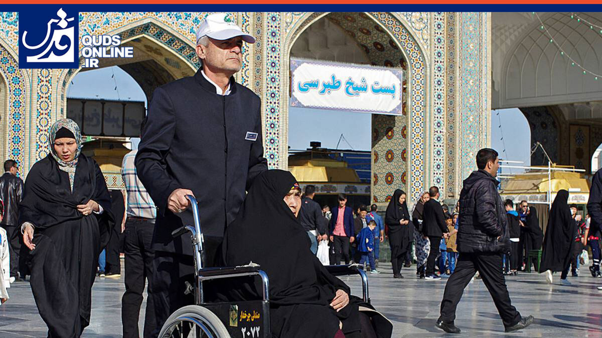 فیلم | خادمان بخش ویلچر حرم مطهر رضوی پایِ زیارت می‌شوند