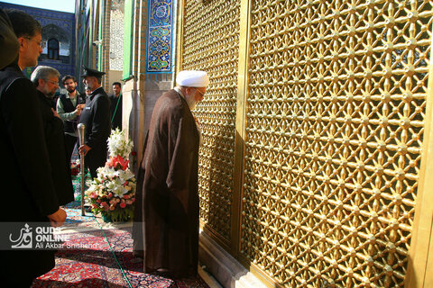 خطبه خوانی و تعویض پرچم گنبد حرم مطهر رضوی