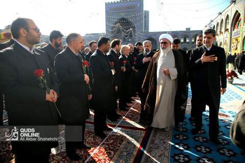 خطبه خوانی و تعویض پرچم گنبد حرم مطهر رضوی