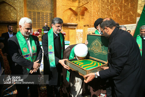 خطبه خوانی و تعویض پرچم گنبد حرم مطهر رضوی