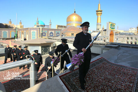 خطبه خوانی و تعویض پرچم گنبد حرم مطهر رضوی