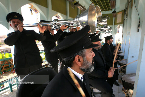 خطبه خوانی و تعویض پرچم گنبد حرم مطهر رضوی