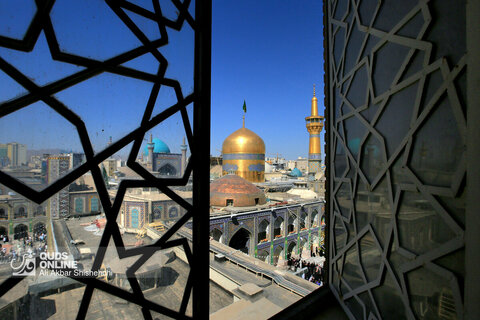 خطبه خوانی و تعویض پرچم گنبد حرم مطهر رضوی