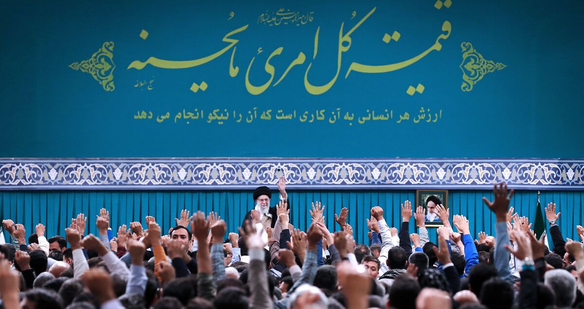 رهبر معظم انقلاب: کارگر سرمایه اصلی برای تحقق شعار سال است / ایمنی کارگران باید تأمین شود