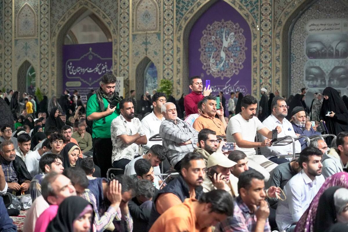 همزمان با روز میلاد امام رضا(ع)؛ زائران حرم مطهر رضوی در شام میلاد امام رضا(ع) نغمه شادی سر دادند