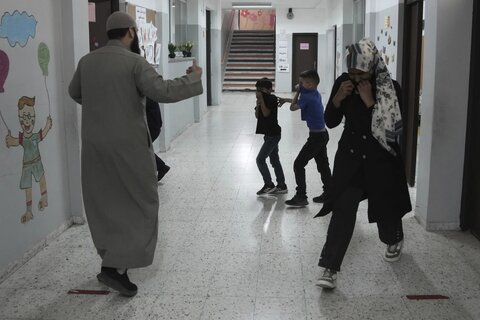 پرتاب گاز اشکاور در حیاط مدرسه دانش‌آموزان فلسطینی توسط پلیس رژیم صهیونیستی