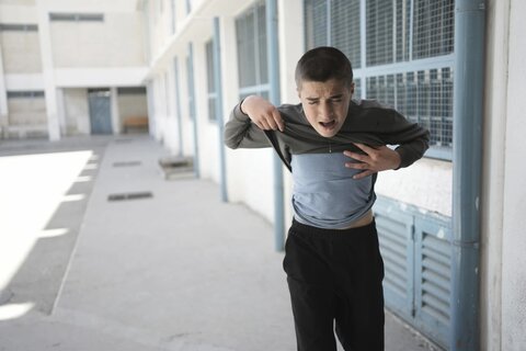 پرتاب گاز اشکاور در حیاط مدرسه دانش‌آموزان فلسطینی توسط پلیس رژیم صهیونیستی