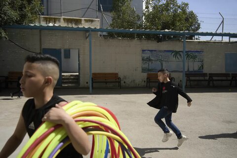 پرتاب گاز اشکاور در حیاط مدرسه دانش‌آموزان فلسطینی توسط پلیس رژیم صهیونیستی