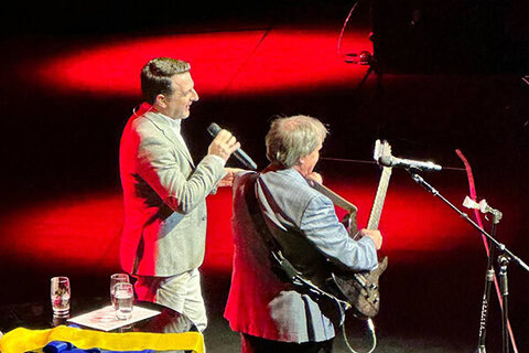 همصدایی علی پهلوان با کریس دیبرگ در یک کنسرت