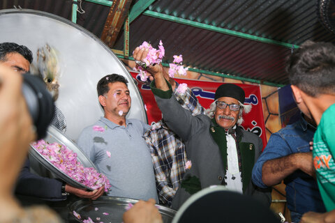 مهدی شکوری معاملهای خوش عطر و بو با امام رضا(ع) کرده است؛نذر گل و گلاب