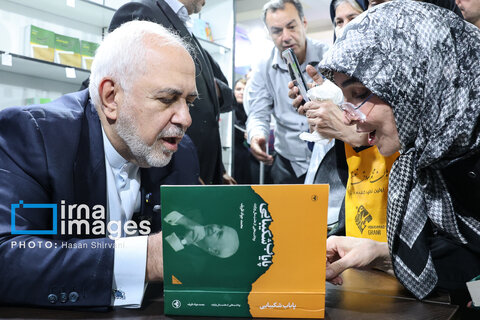 عکس روز | حضور محمد جواد ظریف در نمایشگاه کتاب تهران