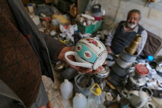 در اردکان همه این مرد را به نام پیشه‌اش می‌شناسند/ آخرین چینی بندزن