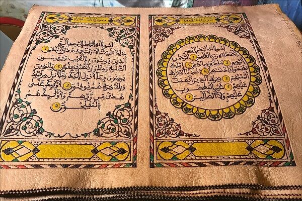 خلاقیت هنرمند معلول مراکشی در کتابت قرآن روی پوست بز