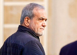 حضور سرزده رئیس جمهور در مراسم تشییع خیر مدرسه ساز