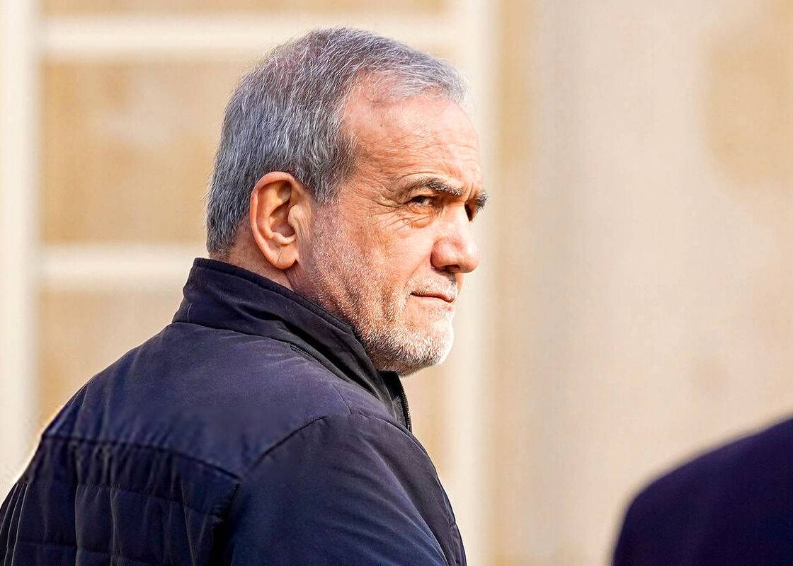 حضور سرزده رئیس جمهور در مراسم تشییع خیر مدرسه ساز