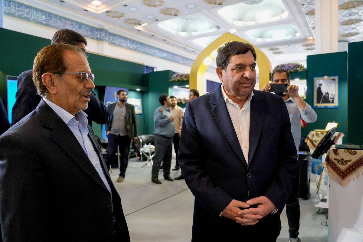 بازدید دکتر محمد مخبر از غرفه آستان قدس رضوی در نمایشگاه بین‌المللی کتاب تهران
