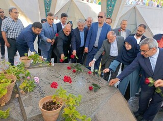 آرامگاه خیام در نیشابور گلباران شد