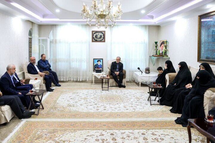 دیدار رئیس‌جمهور پزشکیان با خانواده شهدای خدمت