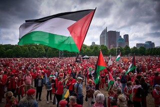 ۱۰۰هزار هلندی علیه نسل‌کشی در غزه؛ اروپایی‌ها خواستار پایان دادن به نمایش دروغین «امداد»