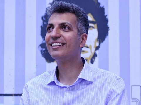 فردوسی‌پور دست وزیر ارشاد را بوسید