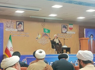 دشمن می‌خواهد خود را ناجی ملت ما نشان دهد