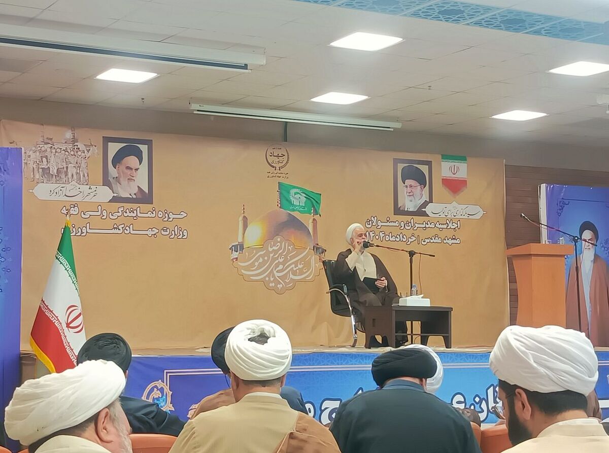 دشمن می‌خواهد خود را ناجی ملت ما نشان دهد