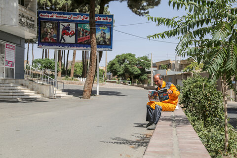 ساعتی با پاکبان اهل تربت حیدریه که بیش از ۱۰ هزار جلد کتاب خوانده است/با سینما عاشق کتاب شدم