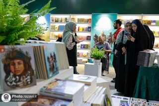 این غرفه و کتاب‌هایش عطر و بوی حرم رضوی دارد