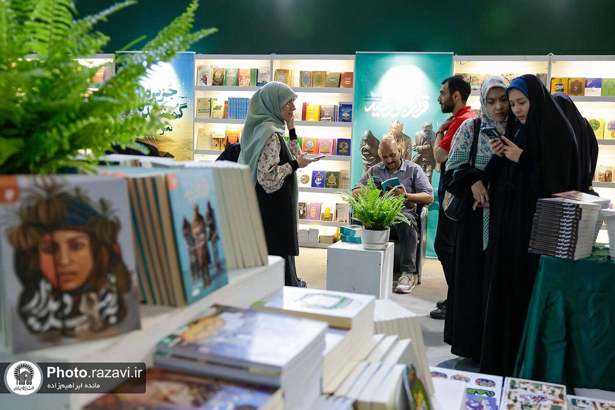 این غرفه و کتاب‌هایش عطر و بوی حرم رضوی دارد