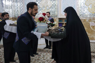 گزارشی از اهدای بسته‌های فرهنگی به زوج‌های جوان توسط فراشان حرم مطهر رضوی / پیوندتان متبرک