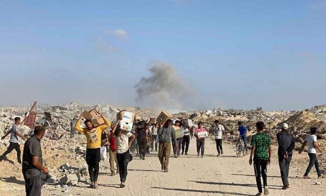 رفتار تحقیرآمیز عناصر نقاب‌دار آمریکایی و صهیونیستی با گرسنگان غزه
