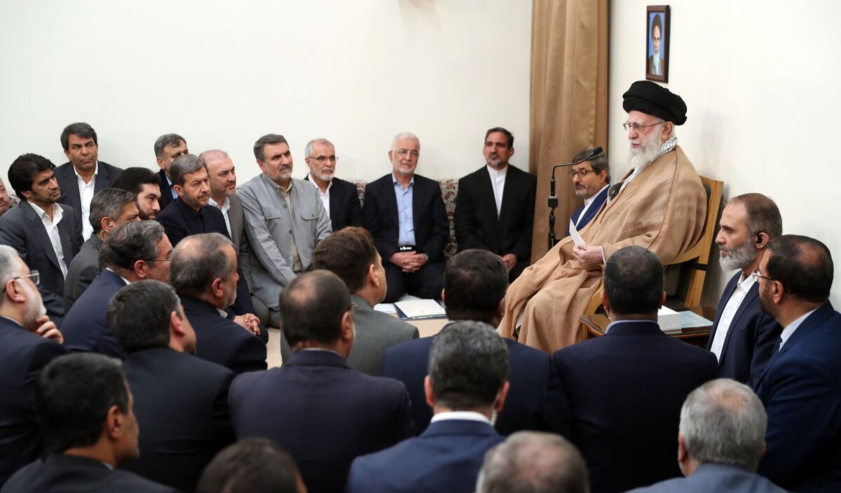 رهبر معظم انقلاب: امروز برای خدمت به مردم، فضای عمومی کشور مناسب و فرصتها بسیار است