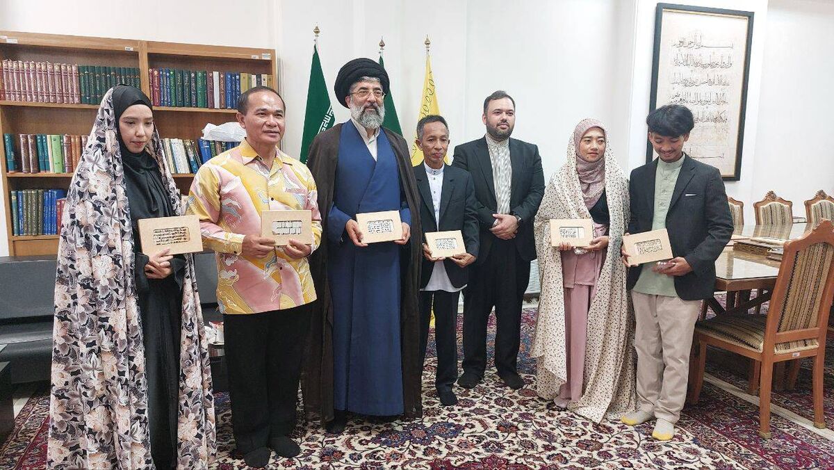 بازدید هیئت قرآنی کشور تایلند از کتابخانه و موزه حرم مطهر رضوی