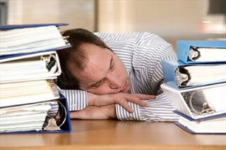 چرا کسی که کار نمی‌کند، باید حقوق بگیرد؟ / پایان بیکاری بیکارها در ادارات
