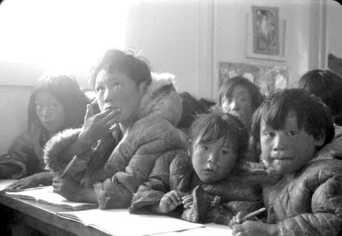 پایکوبی انگلیسی روی اجساد ۱۰هزار کودک بومی / آیا کانادا چنانکه پادشاه انگلیس ادعا میکند، دارای هویتی مستقل است