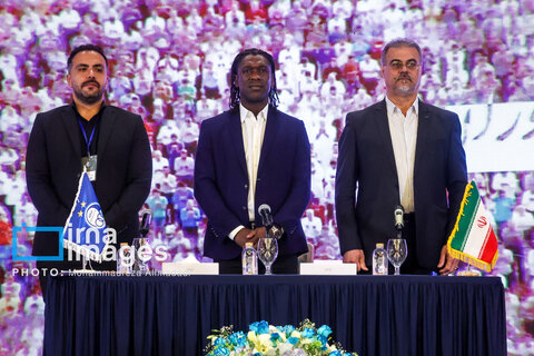 امضای قرارداد رسمی «کلارنس سیدورف»