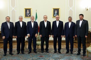 پزشکیان در دیدار سفرای جدید ایران در ۶ کشور جهان: گسترش همکاری‌ها با کشورهای مختلف، ایران را در برابر تکانه‌ها مقاوم می‌کند
