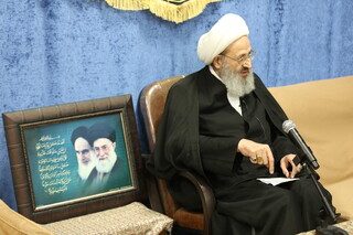 با اخلاق خوش و گفتار مناسب، جوانان را به سمت حسینیه‌ها و مساجد جذب کنید