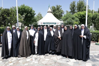 اینجا نامی نیست، دل‌ها در نور خدمت می‌تابند