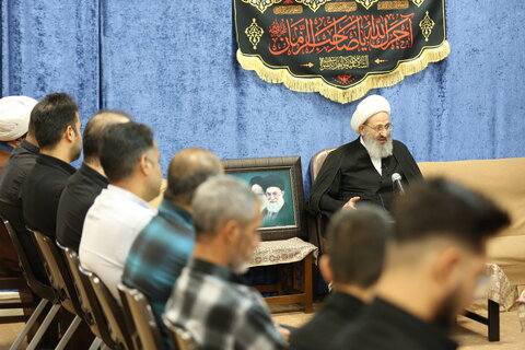 با اخلاق خوش و گفتار مناسب، جوانان را به سمت حسینیهها و مساجد جذب کنید