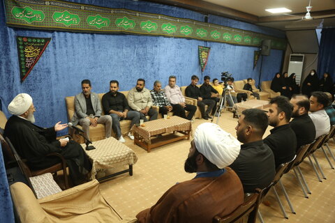 با اخلاق خوش و گفتار مناسب، جوانان را به سمت حسینیهها و مساجد جذب کنید