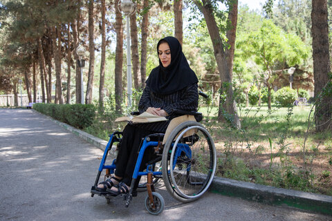 ساعتی با تکتم کریمی، معلولی که پس از ۳۰ سال دوباره به سراغ درس و ورزش و نقاشی رفت / من هنوز امیدوارم