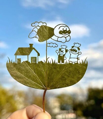 هنرمندی که با برگ درخت، اثر هنری خلق میکند/ برگها راوی قصه شدند