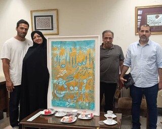 اهدای تابلوی نقاشی‌خط «آیت‌الکرسی» توسط بانوی هنرمند اصفهانی به کتابخانه رضوی