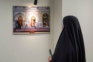 تجربه متفاوت یک عکاس جوان از ثبت زیبایی‌های فرش‌های بهشتی در حرم رضوی