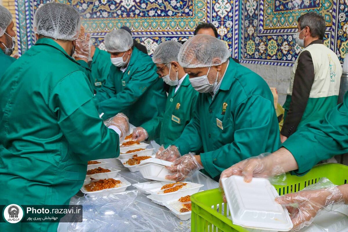 برپایی موکب کفشداران حرم مطهر رضوی در باب‌الهادی(ع) و پذیرایی از زائران و مجاوران
