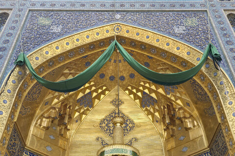 نصب کتیبه‌های ولادت امام هادی علیه السلام و عید غدیر در حرم مطهر رضوی